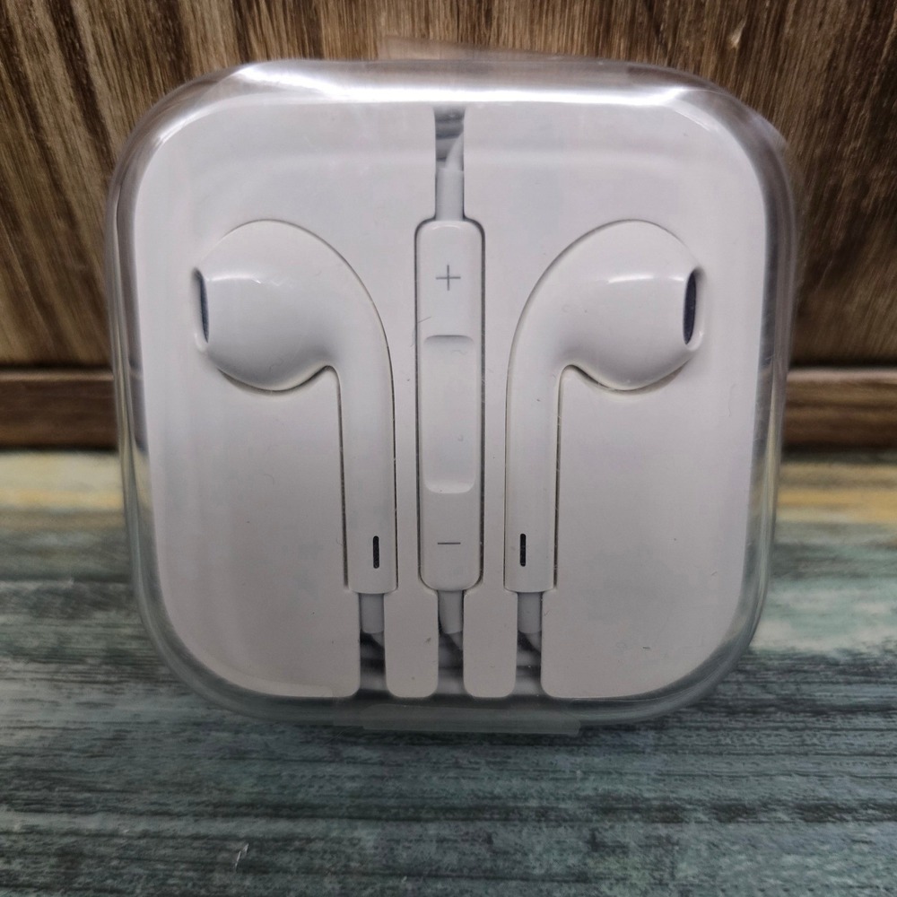 NIB Apple EarPods In Ear Headphones with Lightning Connector White MNHF2LL A